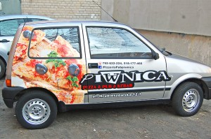 Grafika na samochodzie firmowym
